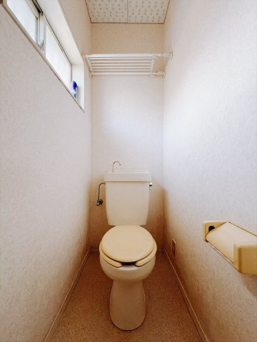 【中古戸建】館林市高根町のトイレ|■トイレ｜自然光が入る落ち着いた空間です。ついつい長居してしまいますね♪