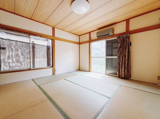 【中古戸建】館林市高根町の和室|■和室｜扉付きの和室なのでプライベートな空間にもなります。ご両親がお泊りになっても、ぬくもりを感じられる和室でゆっくりとお寛ぎいただけます♪