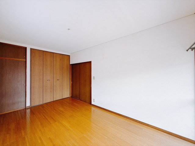 【中古戸建】館林市高根町の洋室|■洋室｜広い洋室ならインテリアも自由自在にお楽しみいただけます。お外から帰ってきた後は寝室でゆっくり自分の時間をお過ごしください♪