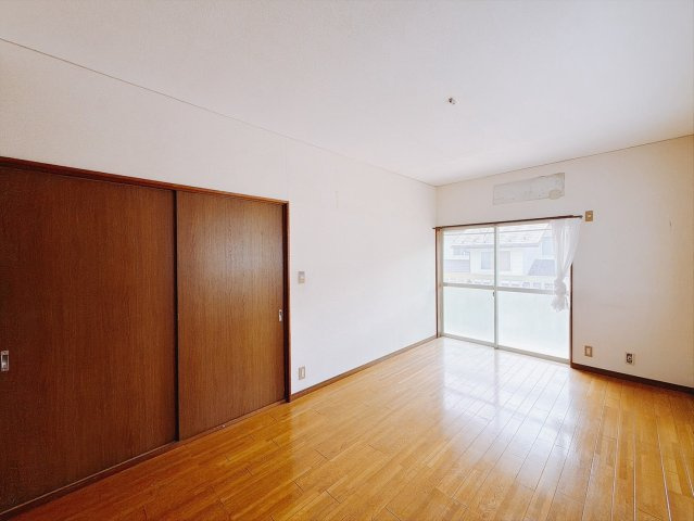 【中古戸建】館林市高根町の洋室|■洋室｜シンプルで使い勝手が良く、長く快適にお使いいただける空間です♪家具の配置がしやすく、お好みのレイアウトをお楽しみいただけます♪