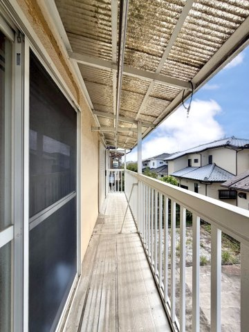 【中古戸建】館林市高根町のバルコニー|■バルコニー｜バルコニーから入る日差しは暖かく、爽快な朝の目覚めを促してくれます♪洗濯物やお布団を干して太陽の香りを吸い込んだお布団で夜はおやすみください。