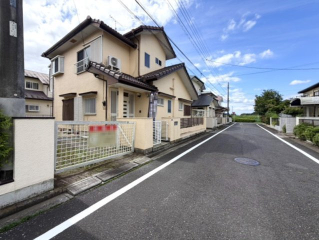 【中古戸建】館林市高根町の外観|■外観｜前面道路が広く見渡しが良いため、車の出入りがスムーズで日々の運転も安心して行えます♪