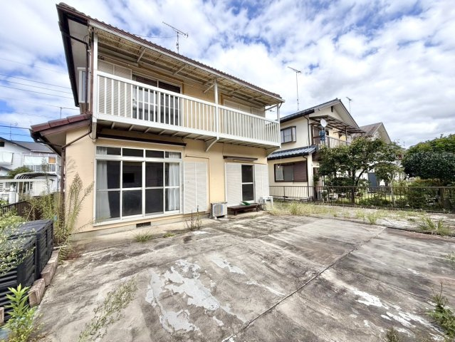 【中古戸建】館林市高根町の外観|■外観｜道路から離れたお庭なので小さいお子様が遊んでいても車の心配いらずで安心です♪