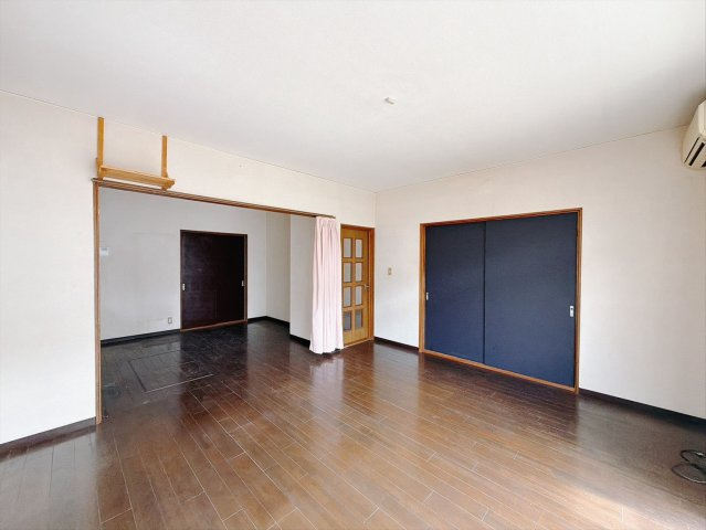 【中古戸建】館林市高根町の居間・リビング|■リビング｜家族でゆったりくつろげる、居心地の良いリビング♪賃貸と違って、テレビや音楽の音を気にしなくて良いことが嬉しいですね(*＾＾*)