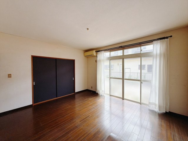 【中古戸建】館林市高根町の居間・リビング|■リビング｜落ち着きのある表情を見せるリビングダイニング。太陽の光がたっぷり差し込むリビングは、自然とご家族が集まる居心地の良い空間です♪