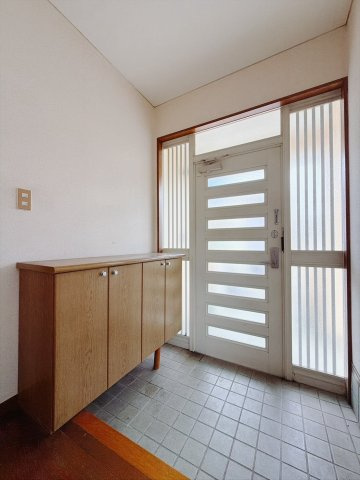 【中古戸建】館林市高根町の玄関|■玄関｜毎日の「いってらっしゃい」や「お帰りなさい」を大切なご家族と過ごす玄関は〈使いやすさ〉を追求しております。玄関横の物入は急な来客時でもさっとお片付けできるスペースを確保しています。