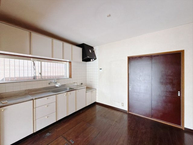 【中古戸建】館林市高根町のキッチン|■キッチン｜大きなお鍋や調理用具のも出し入れラクラクな収納がたっぷり！毎日使う場所だからこそ、無理のない姿勢で作業できるのは嬉しいポイントですね(*＾＾*)♪