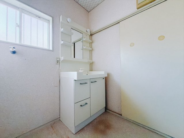 【中古戸建】館林市高根町の独立洗面台|■洗面室｜大きな鏡で朝の身支度もラクラク♪窓があるので換気の際も楽ちんです♪