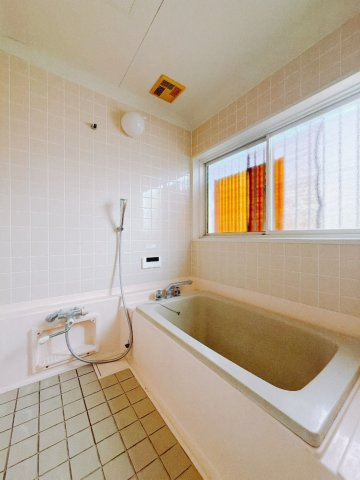 【中古戸建】館林市高根町の浴室|■浴室｜1日の疲れを癒す、ゆったりとしたバスタイムをぜひお過ごしください(*＾＾*)大きな窓付きで嬉しい♪