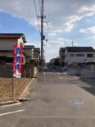 高槻市芝生町２丁目建築条件付土地A号地の前面道路含む現地写真