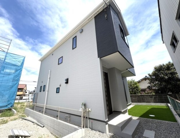 リナージュ泉佐野市南中安松の外観