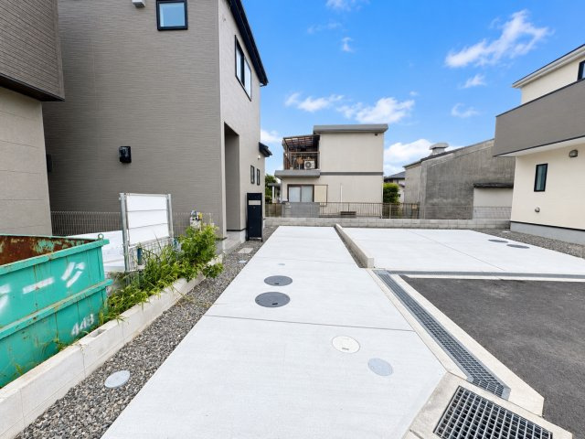 リナージュ泉佐野市南中安松の駐車場