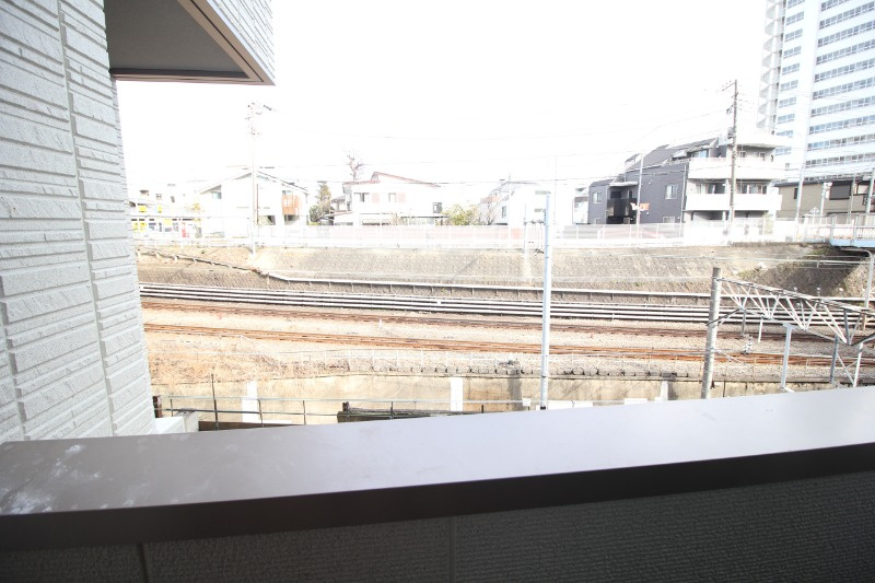 ヴィラ・コートの展望|※バルコニー側にJR線が通っています。