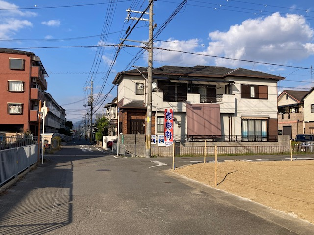 高槻市芝生町２丁目建築条件付土地B号地の前面道路含む現地写真
