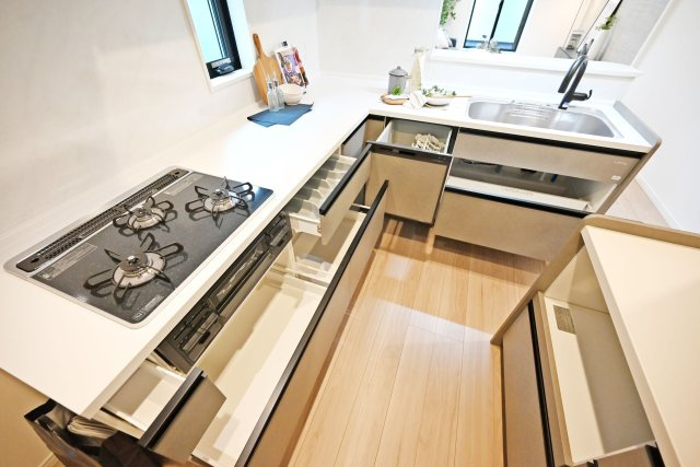 西宮市今津久寿川町新築一戸建て│4LDK+駐車1台可のキッチン|食洗機を備えた使い勝手の良いキッチン。豊富な収納スペースで調理器具や食器もすっきり片付き、快適で美しいキッチン空間を保てます。