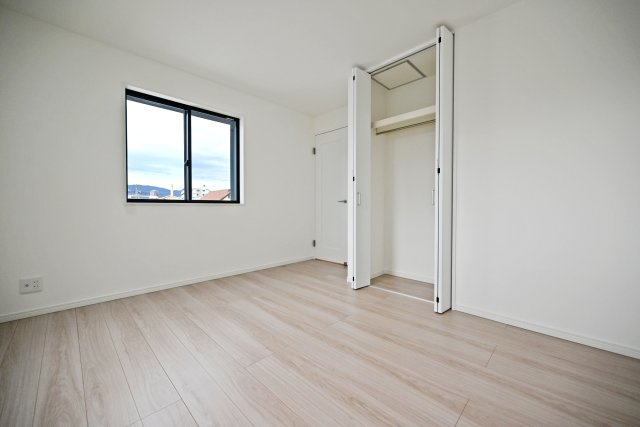 西宮市今津久寿川町新築一戸建て│4LDK+駐車1台可の収納|-洋室約6.8帖(3F)-
クローゼットを備えた洋室で、生活感を抑えながらすっきりとした空間を保ちやすくなっています。