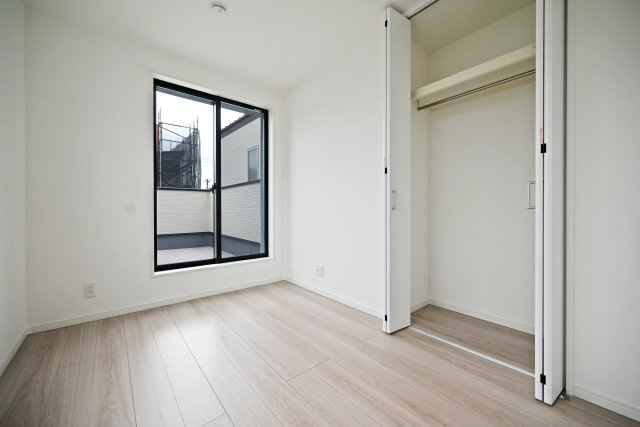 西宮市今津久寿川町新築一戸建て│4LDK+駐車1台可の洋室|-洋室約4.5帖(3F)-
収納スペースが確保された洋室で、衣類や季節物も整理しやすく、すっきりとした暮らしを実現できます。