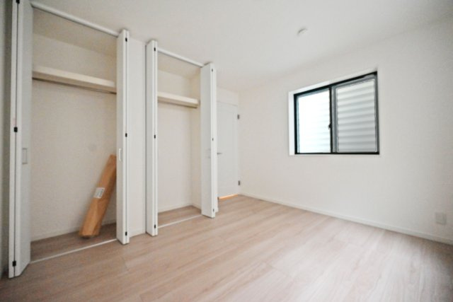 西宮市今津久寿川町新築一戸建て│4LDK+駐車1台可の収納|-洋室約6.8帖(1F)-
2つのクローゼットを備え、衣類や荷物をたっぷり収納できます。使い分けもしやすく、お部屋をすっきりと保てる収納力が魅力です。
