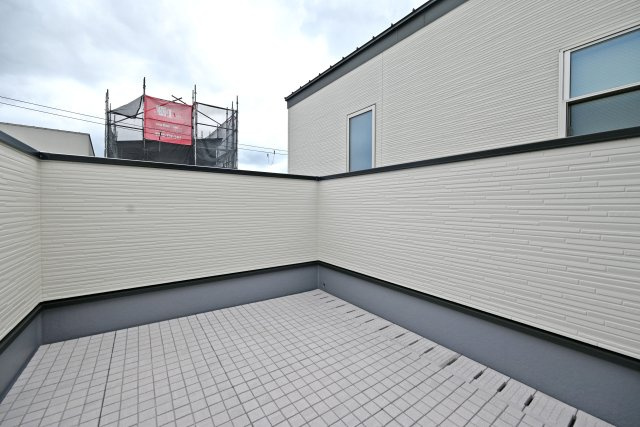 西宮市今津久寿川町新築一戸建て│4LDK+駐車1台可のバルコニー|-バルコニー(3F)-
開放感のあるバルコニーで、洗濯物干しやちょっとした休憩スペースとしても活用できる、暮らしにゆとりをもたらす空間です。