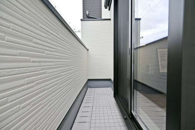 西宮市今津久寿川町新築一戸建て│4LDK+駐車1台可のバルコニー|-バルコニー(2F)-
2階にもバルコニーを設けた、便利で開放感のある住まい。洗濯物を干すスペースとしてはもちろん、外の空気を感じながら過ごせる憩いの空間にも。
