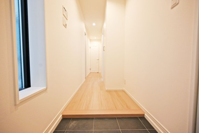 西宮市今津久寿川町新築一戸建て│4LDK+駐車1台可の玄関|訪れる人を気持ちよく迎える空間。ゆとりのある広さで、毎日の出入りもスムーズです。 住まいの第一印象を彩る心地よい空間です。