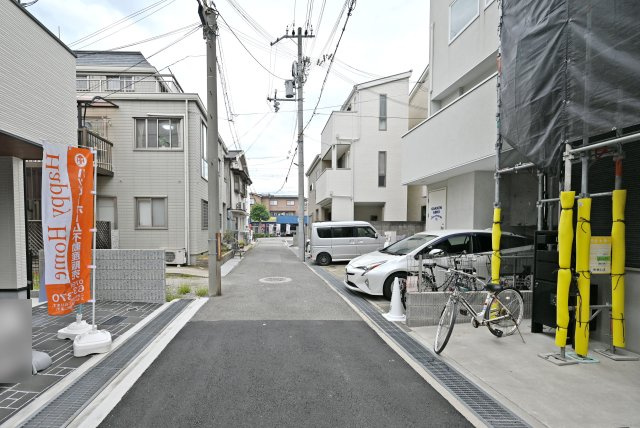 西宮市今津久寿川町新築一戸建て│4LDK+駐車1台可の前面道路含む現地写真|前面道路は南東側3.9ｍ、北東側3.1ｍです。
