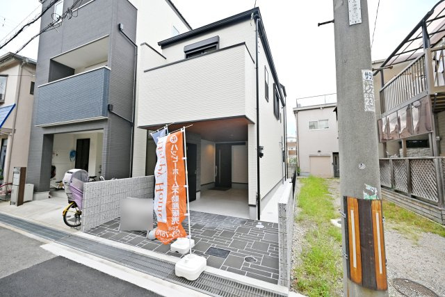 西宮市今津久寿川町新築一戸建て│4LDK+駐車1台可の外観|大切な愛車を雨や日差しから守るカーポート付き。雨の日の乗り降りも快適で、天候を気にせず荷物の積み下ろしができるのも嬉しいポイントです。