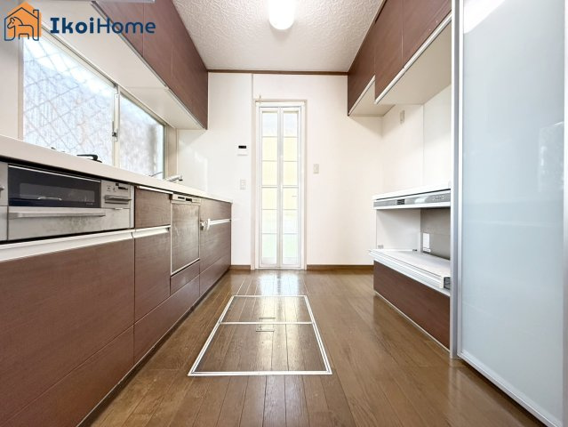神戸市西区竹の台5丁目　中古戸建のキッチン|●年中無休：当日予約可●キッチンには同色のカップボードが備え付けられており収納力抜群です。