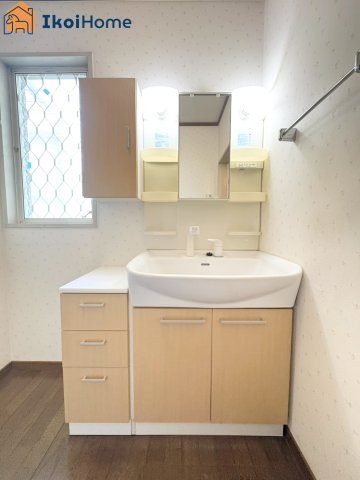 神戸市西区竹の台5丁目　中古戸建の洗面所|●年中無休：当日予約可●ハンドシャワー水栓タイプの洗面台はワイドシンクでゆったり作られています。