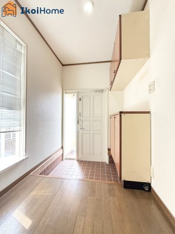 神戸市西区竹の台5丁目　中古戸建の玄関|●年中無休：当日予約可●玄関にはシューズボックスを完備！窓があり、明るい玄関スペースです。