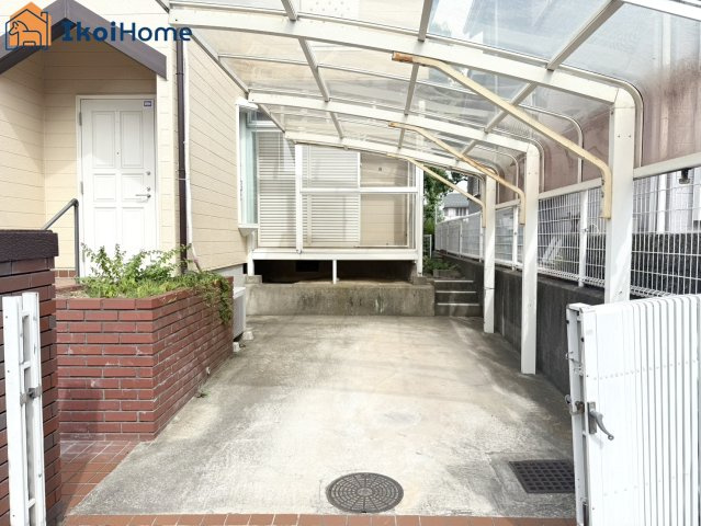 神戸市西区竹の台5丁目　中古戸建の駐車場|●年中無休：当日予約可●雨や強い日差しから大事なお車を守ってくれる安心のカーポート付きの駐車場です！