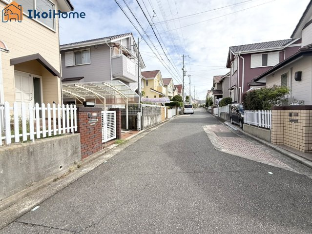 神戸市西区竹の台5丁目　中古戸建の前面道路含む現地写真|●年中無休：当日予約可●前面道路は幅員約6ｍ、交通量少なめで安心の住環境です！