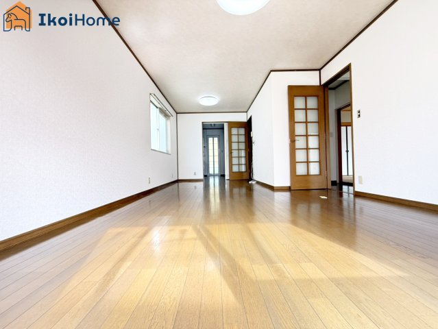 神戸市西区竹の台5丁目　中古戸建の居間・リビング|●年中無休：・当日予約可●二面採光で明るい1階のLDK12.5帖です。