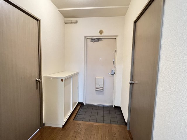 ヴェルジュ三家向の玄関