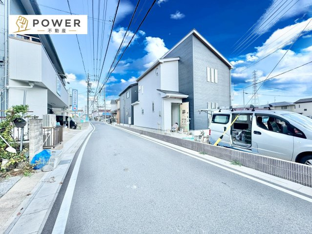 ファーストタウン　尾張旭市第2井田町の前面道路含む現地写真|前面道路はゆったり広めに確保されているので、ベビーカーでのお散歩も車の出し入れも気持ちよく行えます。									
									