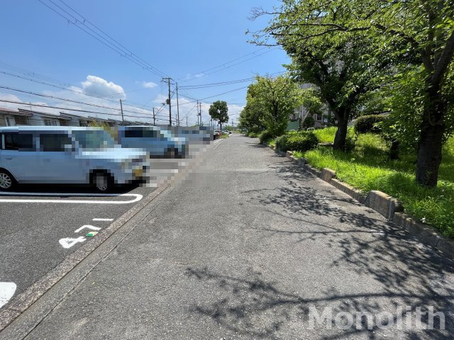 鶴山台19号棟の駐車場