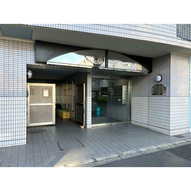 杉並区和田３丁目の賃貸マンションのエントランス