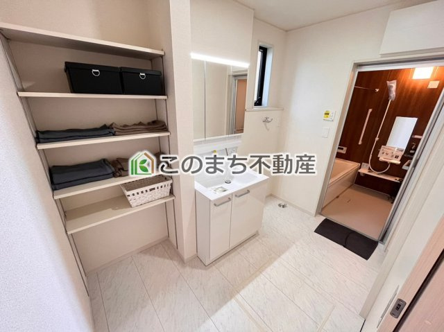 いろどりアイタウン那須塩原市東三島3丁目26-P1の洗面所|同社施工物件の写真です。※建具やフローリング、その他仕様が違う場合がございます。シャンプードレッサーで朝の身支度♪伸びるホースでお掃除も簡単清潔です！