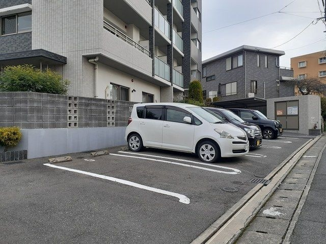 クレア城南の駐車場