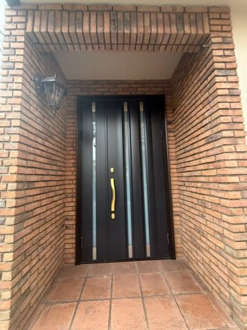 藤井寺小山8丁目　中古戸建ての玄関|シンプルで落ち着きのある玄関ドア♪