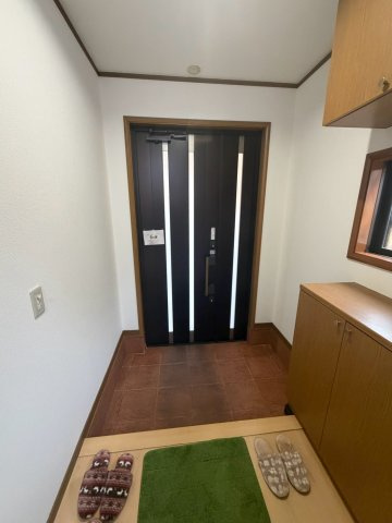 藤井寺小山8丁目　中古戸建ての玄関|家族を優しく迎える、ゆとりある玄関♪