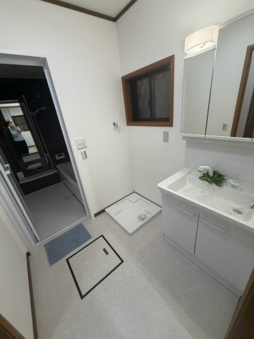 藤井寺小山8丁目　中古戸建ての独立洗面台|身支度に便利な、使いやすい洗面スペース♪