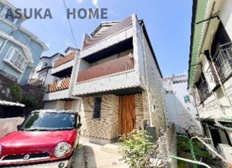 西区霞ヶ丘　中古戸建の外観|タイル調のおしゃれなデザイン住宅で横浜生活をはじめませんか？野毛山公園まで徒歩1分の好立地です！