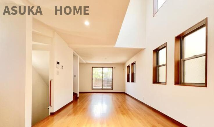 西区霞ヶ丘　中古戸建の居間・リビング|キッチンからの目線は奥行きのあるリビングを見渡せる大空間になってます。
