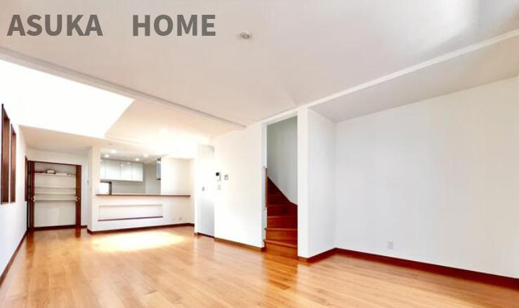 西区霞ヶ丘　中古戸建の居間・リビング|キッチン周りにパントリーや収納があるので、細々している物もスッキリしゅうのうできます。