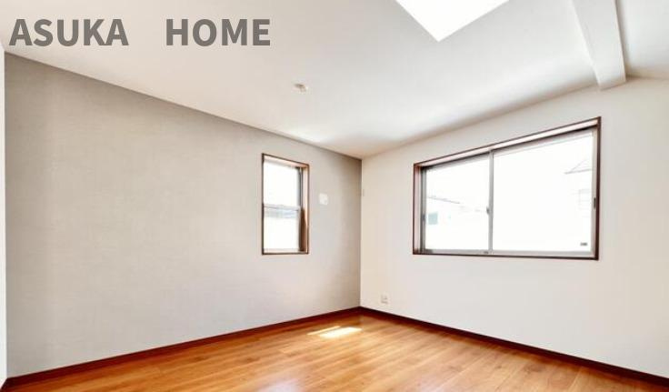 西区霞ヶ丘　中古戸建の洋室|西側、7帖の寝室は窓の配置を横に寄せているのでベッドの配置も悩まずお部屋中央に！