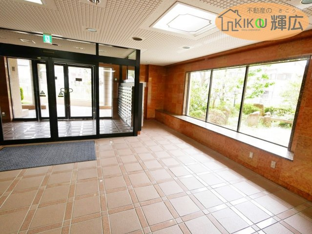 エメラルドマンション東加古川　2階のエントランス