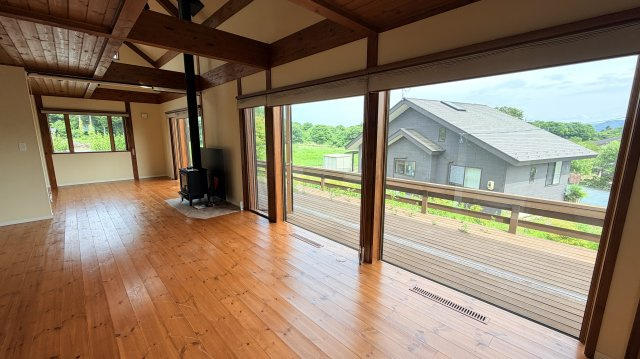 西軽井沢 追分エリア 令和6年竣工築浅中古戸建の居間・リビング|燦々と陽がさすリビング②