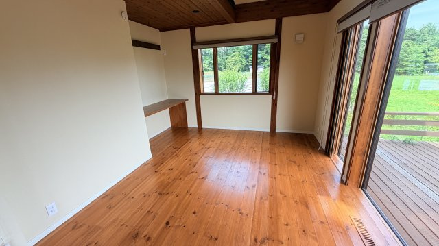 西軽井沢 追分エリア 令和6年竣工築浅中古戸建の居間・リビング|1F リビング兼洋室
