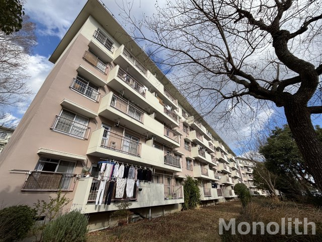 鶴山台22号棟の外観